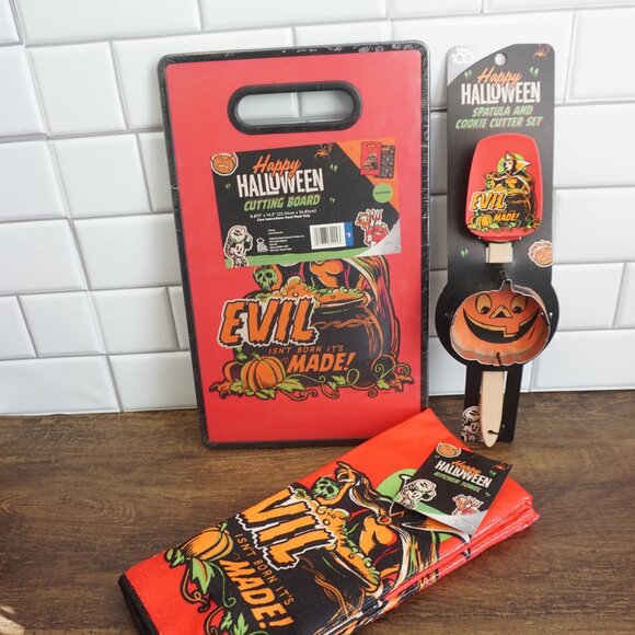 Disney: "Evil isn't born it's made!" Kitchen Set - Picture 4 of 8